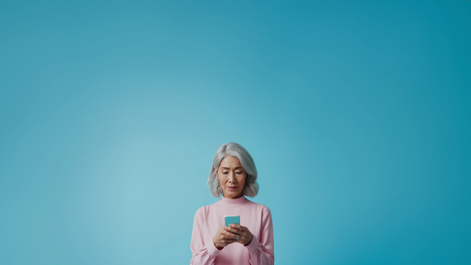 Señora consultando información en un teléfono móvil